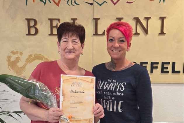 Krefeld: Jubilarin Helga Prinzke und Einrichtungsleiterin Sandra Trispel beim Dienstjubiläum.