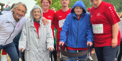 Dorsten: Seniorinnen am Rollator zwischen LäuferInnen beim Brustkrebsspendenlauf – Quelle: Alexandra Schlohbohm Dorstener Zeitung, Verlag Lensing-Wolff GmbH & Co. KG.