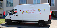Geldern: Eiswagen im Innenhof.
