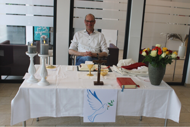 Geldern: Pfarrer Arndt Thielen sitzt hinter Altar im Hausrestaurant.