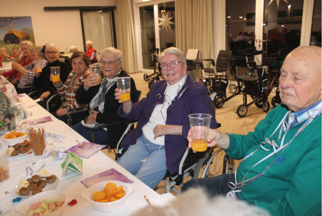 Geldern: BewohnerInnen am Tisch bei Silvesterparty.