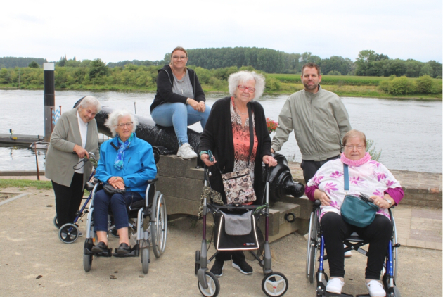 Geldern: BewohnerInnen mit Begleitung an der Maas in Arcen.