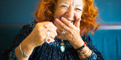 BELLINI: Seniorin lacht herzllich.