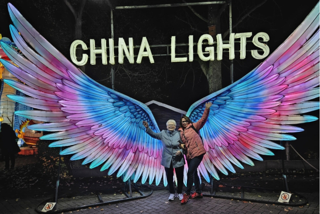 Krefeld: Bewohnerin und Begleiterin vor Flügeln von China Lights.