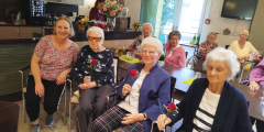 Krefeld: Bewohnerinnen mit Rosen in der Hand.