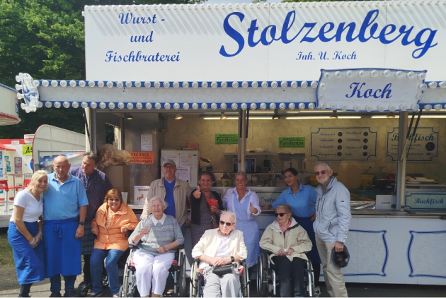 Krefeld: BewohnerInnen vor Stand auf der Sprödentalkirmes.