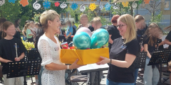 Neuwied: Nadja Körber überreicht Geschenk an Bläserklassen.