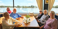 Neuwied: BewohnerInnen am Tisch an Bord eines Schiffes.