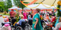 Neuwied: Feiernde beim bunten Sommerfest draußen.