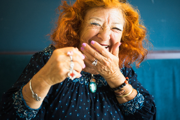 BELLINI: Seniorin lacht herzllich.