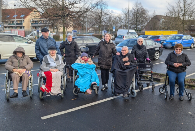 Krefeld: Gruppe von BewohnerInnen auf einem Parkplatz