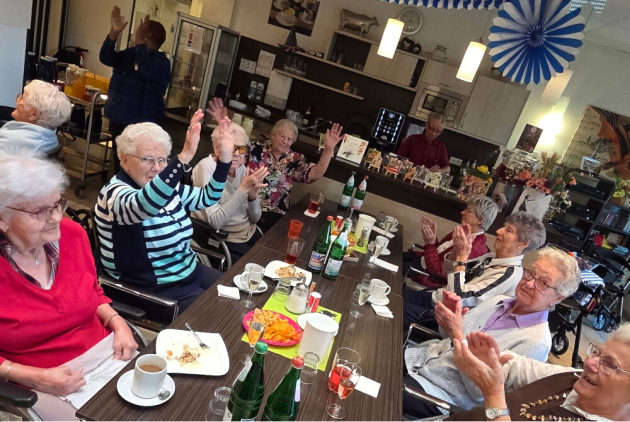 Krefeld: BewohnerInnen am Tisch feiern Oktoberfest im hauseigenen Restaurant.