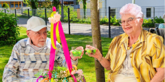 Neuwied: BewohnerInnen stoßen draußen mit Maibowle an.