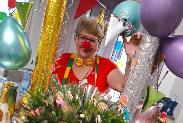 Neuwied: Verkleidete Mitarbeiterin hinter Prinzenwagen.