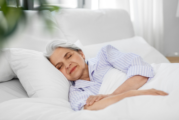 Seniorin schläft gut im Sommer.