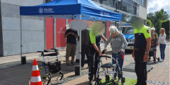 Dorsten: BewohnerIn mit Rollator neben PolizistInnen beim Rollatorparcours.