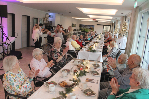 Geldern: BewohnerInnen klatschen bei der Weihnachtsfeier.