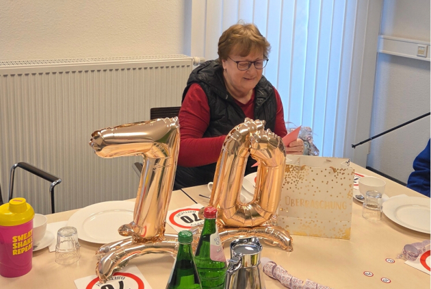 Krefeld: Elke Aßmann an ihrem 70. Geburtstag beim Überraschungsfrühstück.
