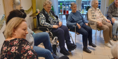 Krefeld: Bewohnerinnen und Bewohner sitzen im Kreis