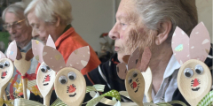 Krefeld: BewohnerInnen hinter Osterhasen gebastelt aus Kochlöffeln.