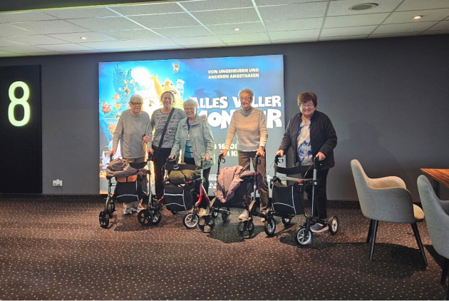 Krefeld: Bewohnerinnen und Mitarbeiterin vor Kinosaal.