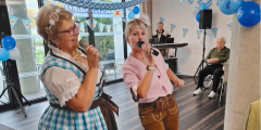 Neuwied: Mitarbeiterinnen singen im Duett auf dem Oktoberfest.