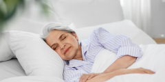 Seniorin schläft gut im Sommer.
