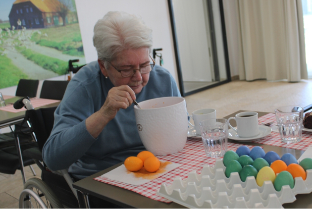 Geldern: Bewohnerin färbt Ostereier.