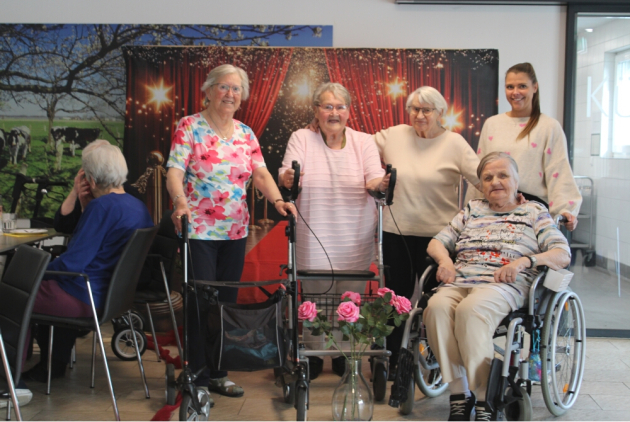 Geldern: Bewohnerinnen vor Modenschaukulisse.