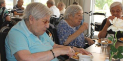 Geldern: BewohnerInnen essen am Tisch Waffeln.