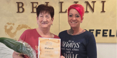 Krefeld: Jubilarin Helga Prinzke und Einrichtungsleiterin Sandra Trispel beim Dienstjubiläum.