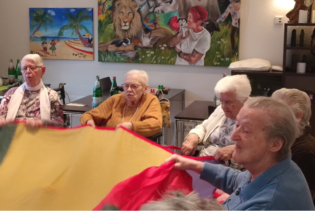 Krefeld: BewohnerInnen schwingen Schwungtuch.