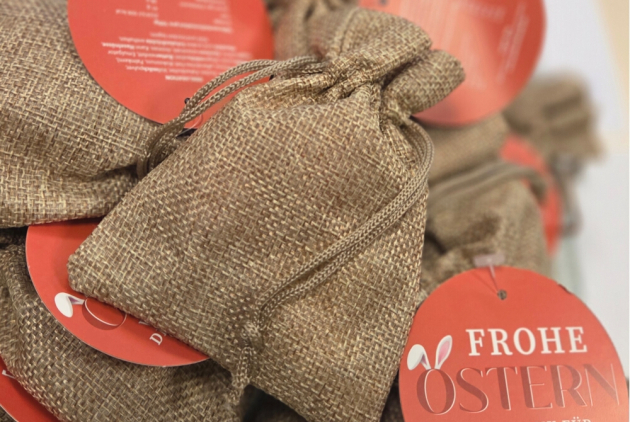 Krefeld: Geschenksäckchen für Mitarbeitende zu Ostern.