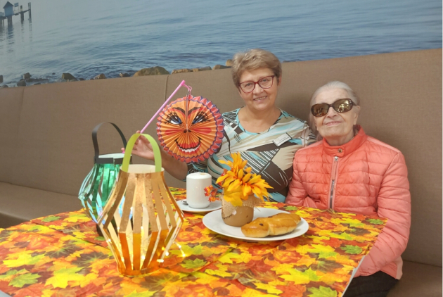 Neuwied: Bewohnerinnen sitzen am Tisch mit Weckmännern.