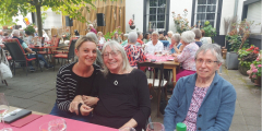 Neuwied: Bewohnerinnen und Mitarbeiterin auf dem Weingut Zwick.