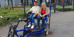Dorsten: Mitarbeiterin und Bewohnerin sitzen in Rikscha.