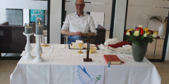 Geldern: Pfarrer Arndt Thielen sitzt hinter Altar im Hausrestaurant.