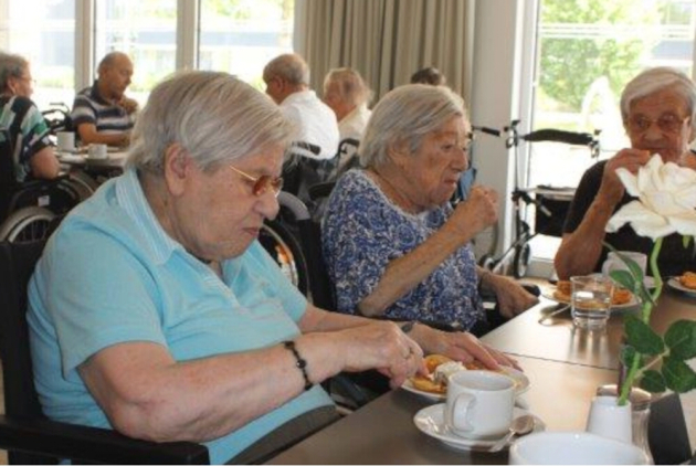 Geldern: BewohnerInnen essen am Tisch Waffeln.