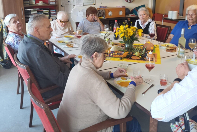 Krefeld: bewohnerInnen essen bei Dämmerschoppen Kürbissuppe.