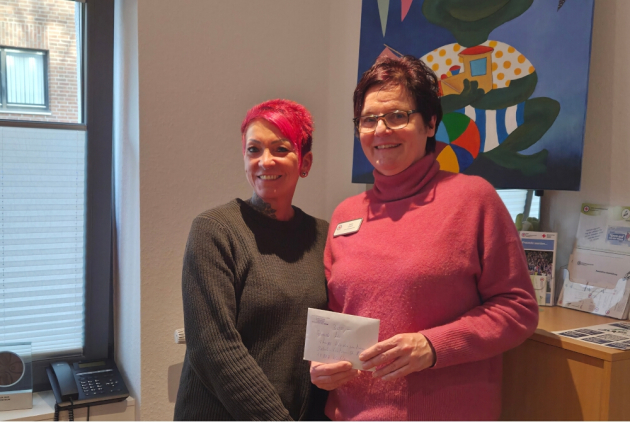 Krefeld: Einrichtungsleiterin neben Leiterin vom stups Kinderzentrum.