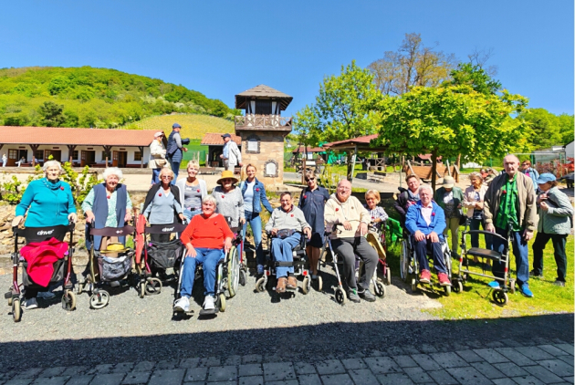 Neuwied: Große Ausflugsgruppe auf dem Gelände der RömerWelt.
