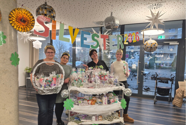 Neuwied: Mitarbeiterinnen mit Geschenkewagen und Geschenkekorb.