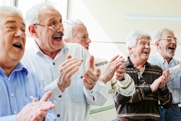 Frühjahr-Magazin 2025: SeniorInnen klatschen begeistert.