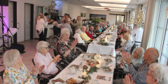 Geldern: BewohnerInnen klatschen bei der Weihnachtsfeier.