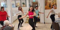 Krefeld: MusicalschülerInnen tanzen im hauseigenen Restaurant.