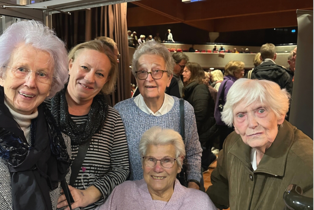 Krefeld: Bewohnerinnen und Mitarbeiterin bei Kabarett-Show.