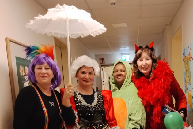 Krefeld: Kostümierte Mitarbeiterinnen am Rosenmontag.