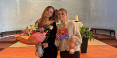 Dorsten: Pflegefachfrau Joanne Filipowski mit Blumenstrauß neben Claudia Grzesiak.