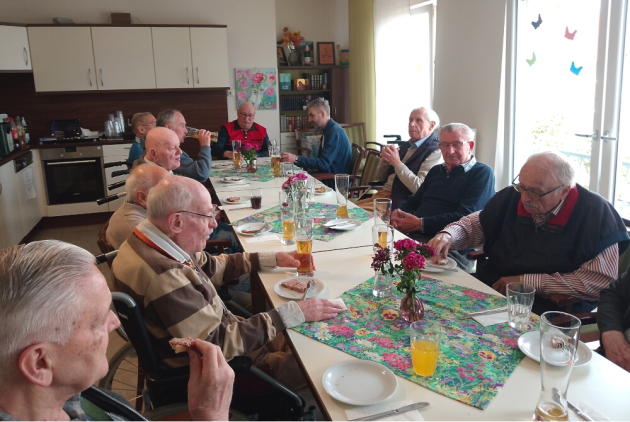 Krefeld: Bewohner essen gemeinsam beim Stammtisch am Vatertag.