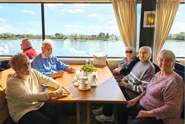 Neuwied: BewohnerInnen am Tisch an Bord eines Schiffes.